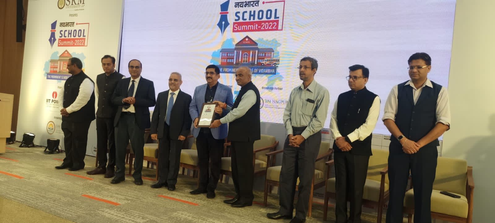 नवराष्ट्र गृप द्वारा आयोजीत IIM Nagpur ( Mihan) च्या कॅम्पस मधे Director IIM द्वारा मुनघाटे महाविद्यालयाचा पुरस्कार स्विकारतांना